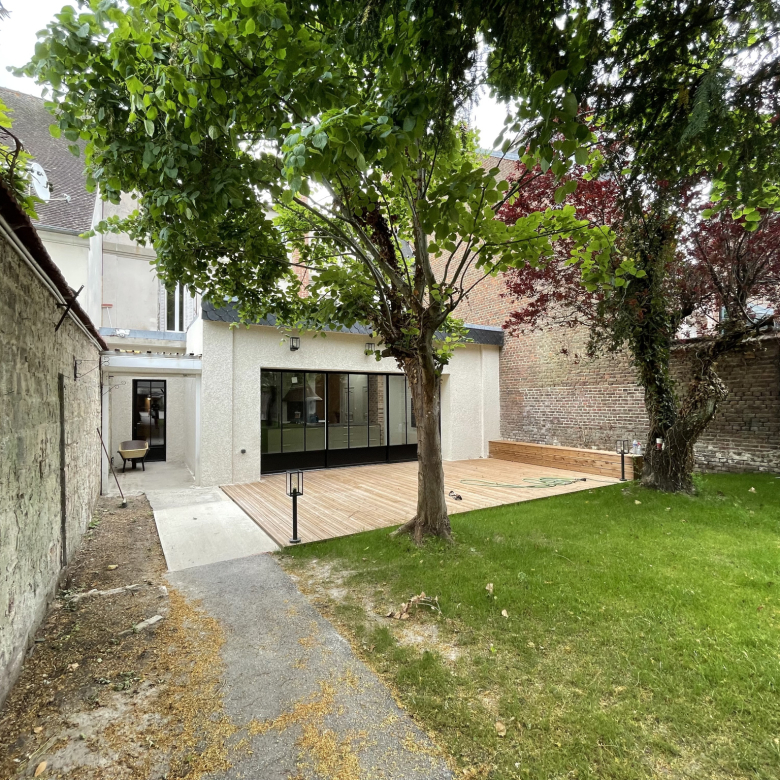 Architect-designed house with garage, swimming pool and garden