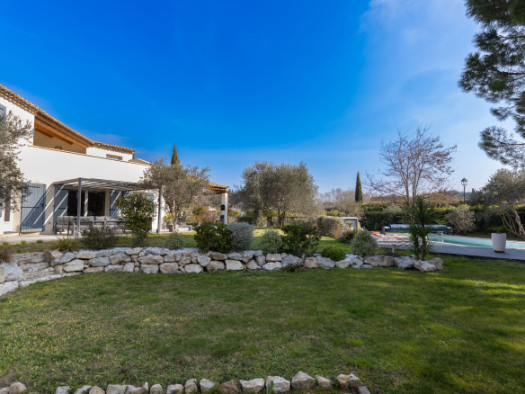 EXCLUSIVELY FOR SALE IN NOVES: VILLA WITH GARDEN