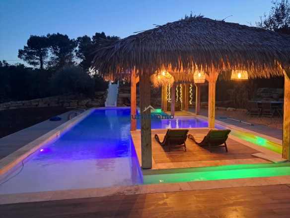 SPLENDID ARCHITECT-DESIGNED PROPERTY ON 10,000m2 WITH SWIMMING POOL