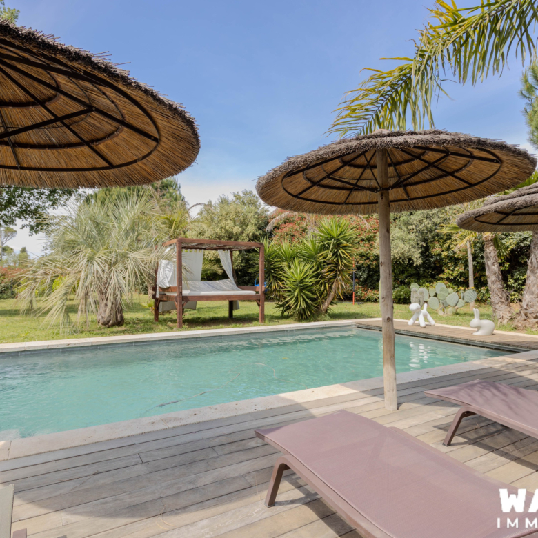 Single-storey house with swimming pool on a 6,000 m2 plot