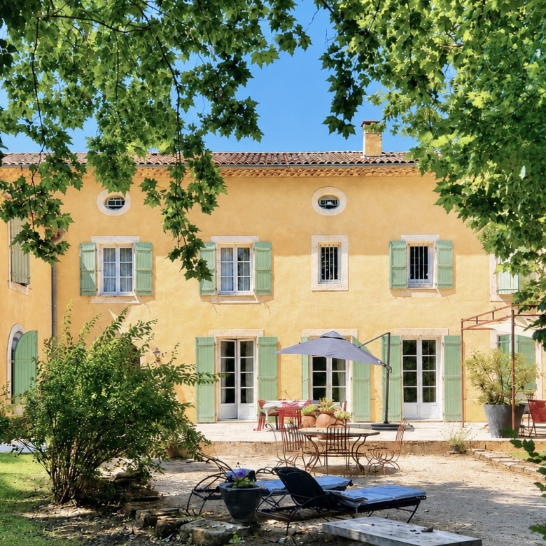 Mas d’exception entièrement rénové sur un terrain de 2.6 ha avec piscine.