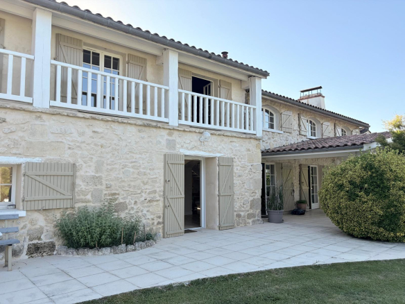 Charming family home, 370 m2, with swimming pool, 8000 m2 of land