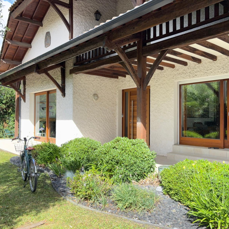 Maison familiale de caractère   370 m2   Piscine   8000 m2 d