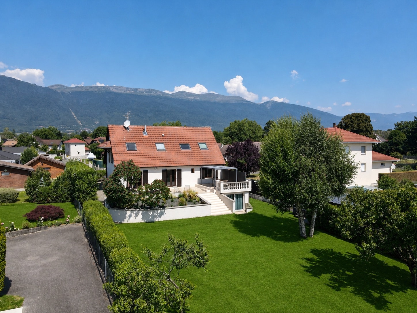 House in Saint-Genis-Pouilly Spacious house with garden in Saint-Genis-Pouilly, mountain views.