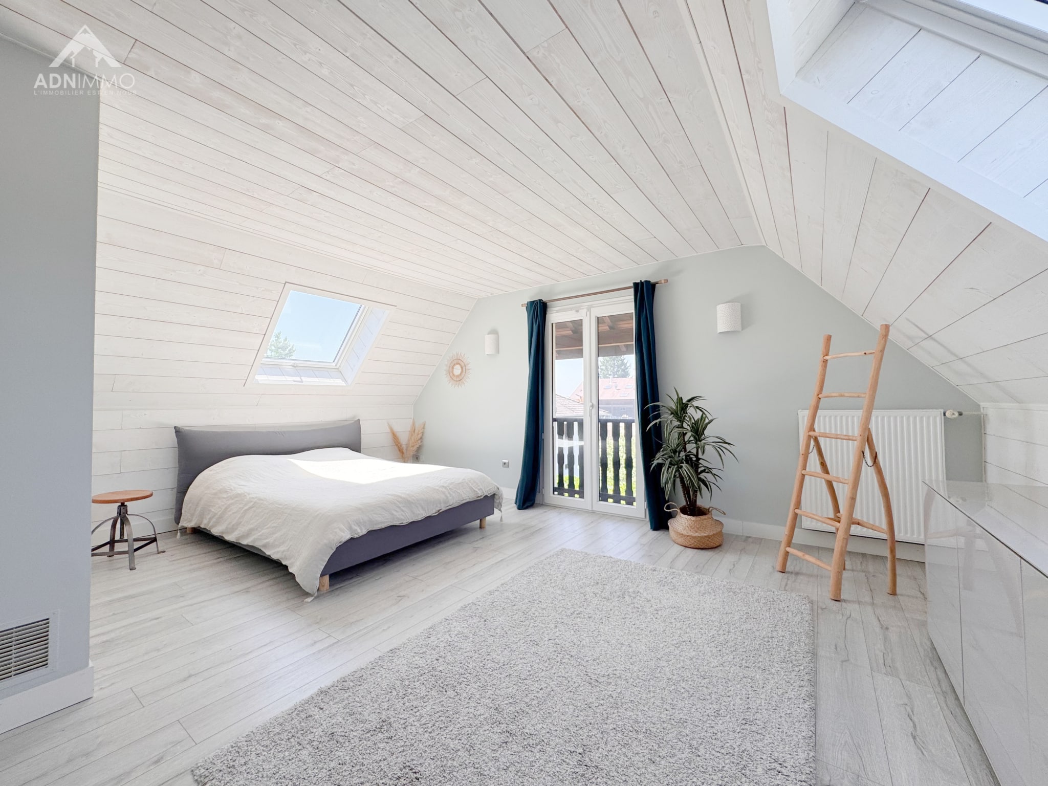 Bright room in Saint-Genis-Pouilly Spacious room with a sloping ceiling, double bed and access to a balcony.