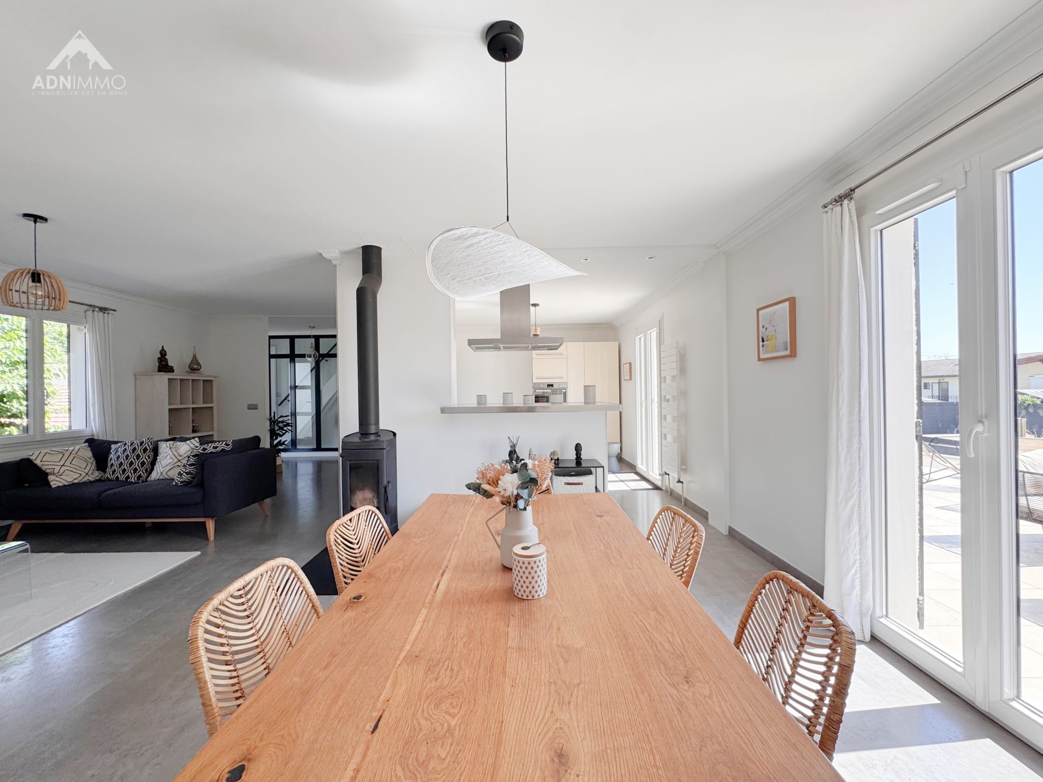 Interior of a house in Saint-Genis-Pouilly Interior of a renovated house with a wooden dining room and a bright living room.