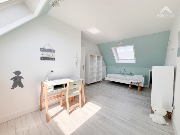Room in a renovated house in Saint-Genis-Pouilly, with desk and bed.