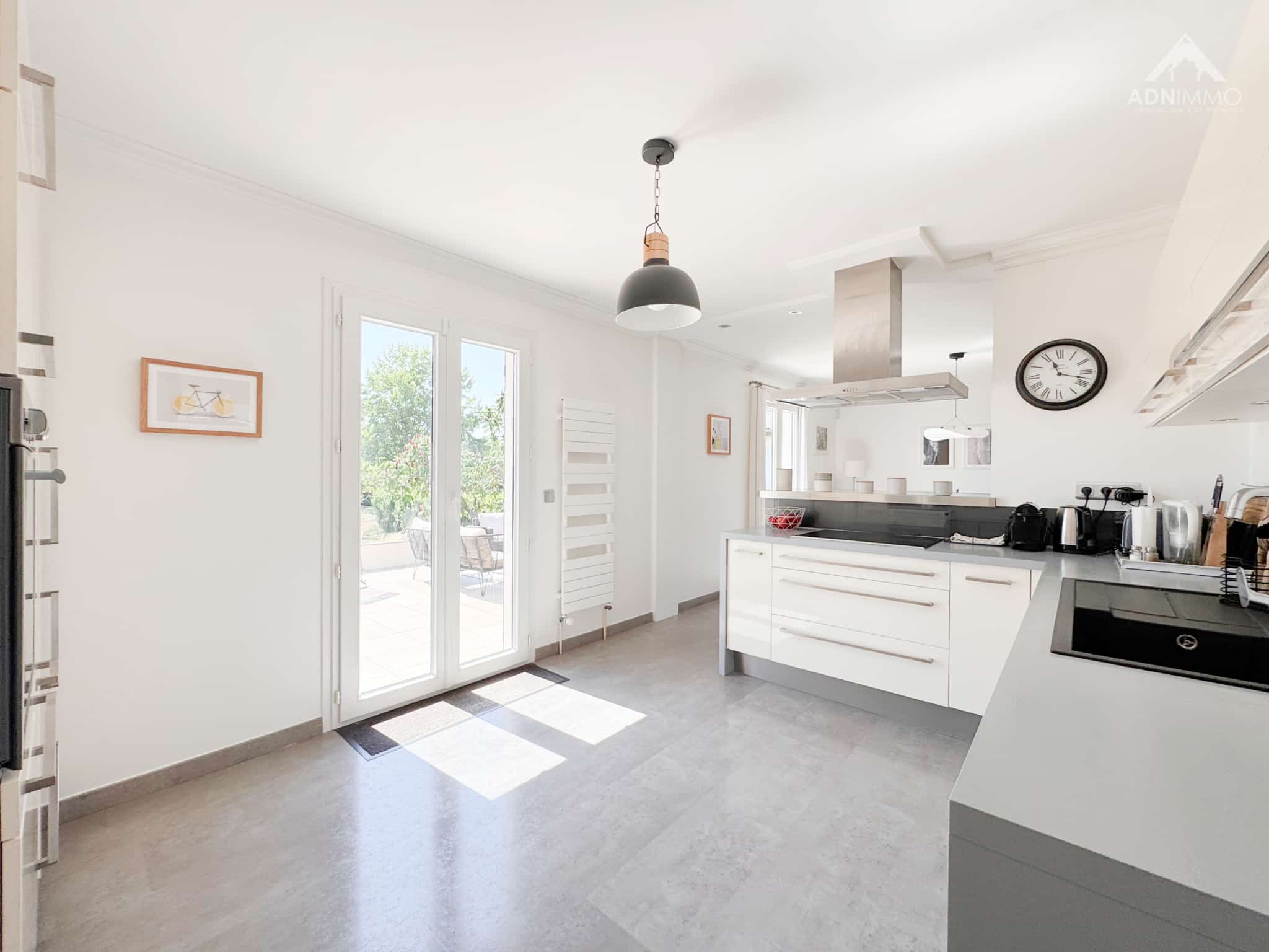 Home cooking in Saint-Genis-Pouilly Modern and bright kitchen in a renovated house in Saint-Genis-Pouilly, with access to the outside.