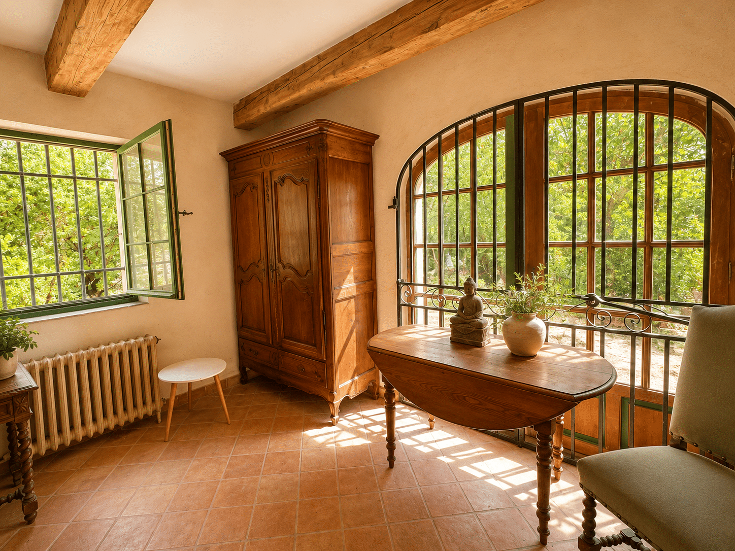 Intérieur d'un mas provençal avec fenêtres ouvertes et mobilier en bois à Aubagne.