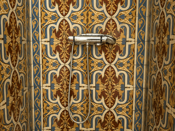 Douche avec carrelage coloré dans un mas provençal.