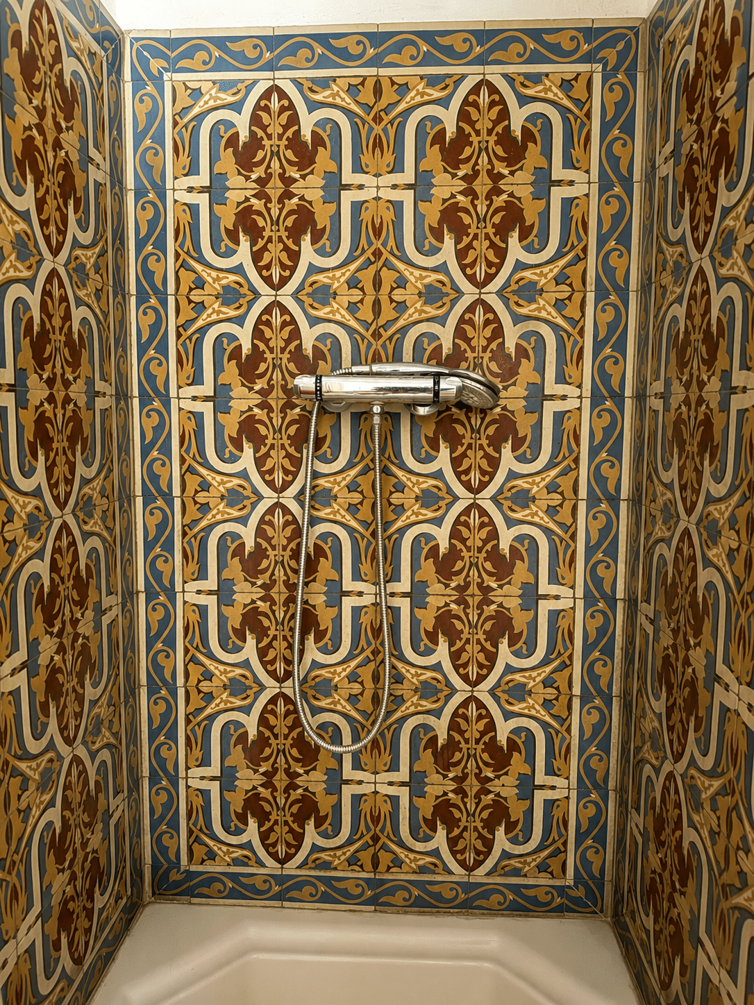 Douche avec carrelage coloré dans un mas provençal.