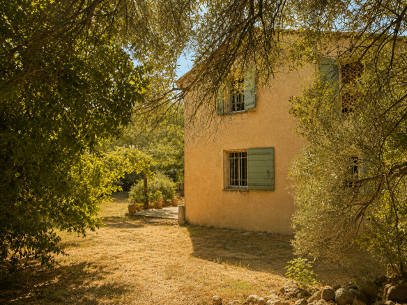 Mas provençal avec volets verts et jardin, quartier des Solans à Aubagne.