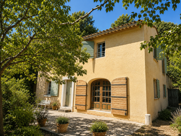 Mas provençal avec volets en bois et jardin, situé à Aubagne.