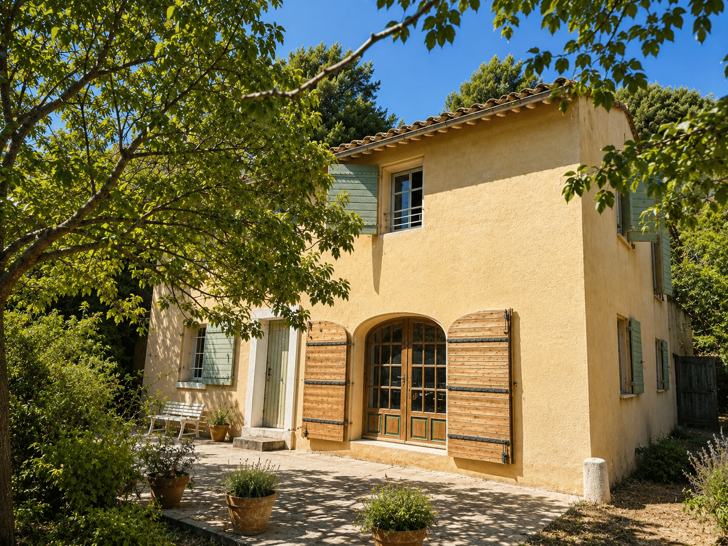 Mas provençal avec volets en bois et jardin, situé à Aubagne.