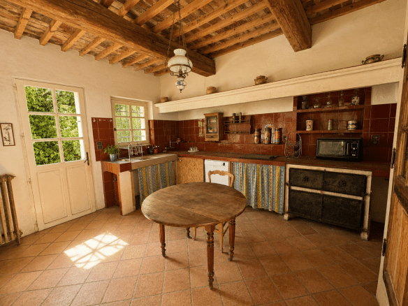 Cuisine d'un mas provençal avec table en bois et éléments en terre cuite, Aubagne