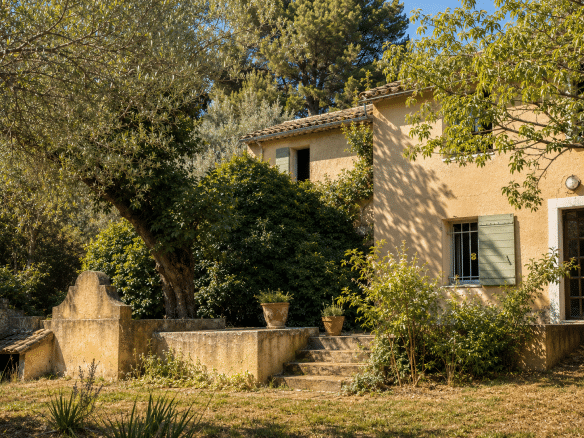 Mas provençal avec jardin et escaliers, quartier des Solans à Aubagne.