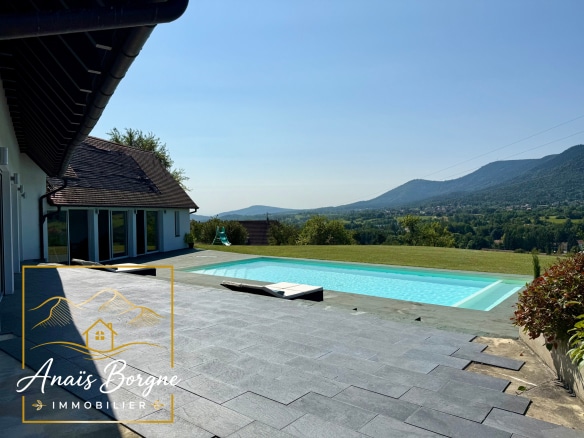 Villa avec piscine et vue panoramique sur la vallée à Villé, France.