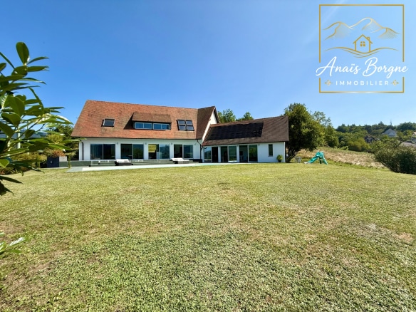 Villa moderne avec jardin, vue panoramique sur la vallée à Villé, France.