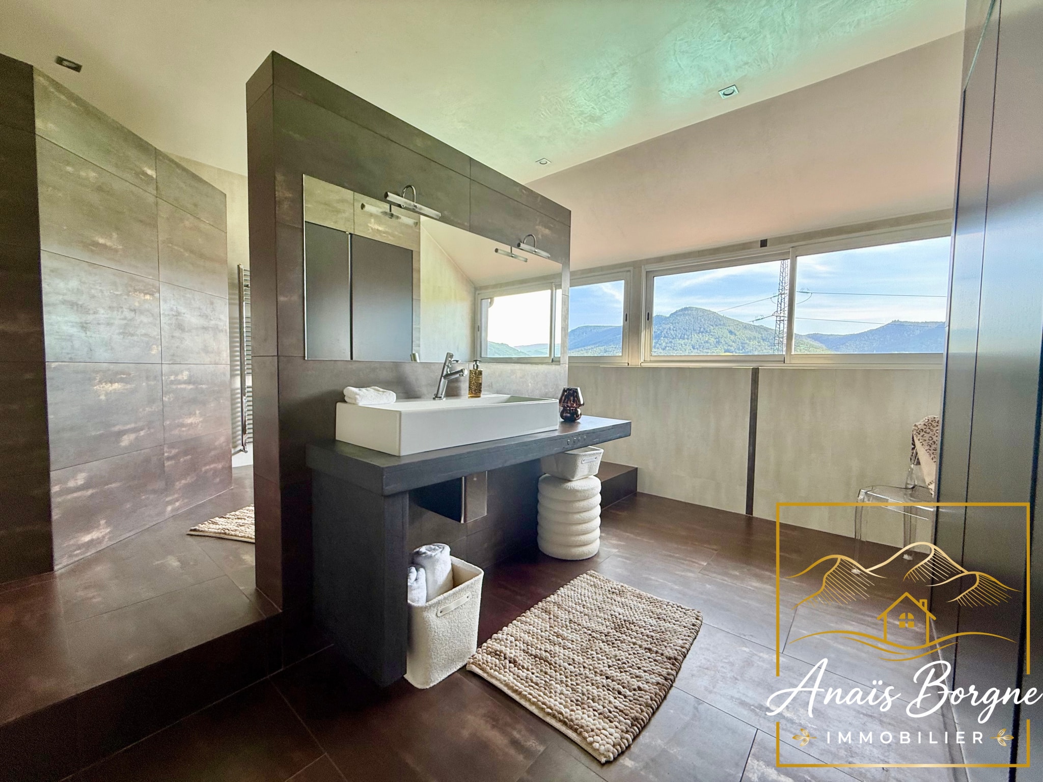 Salle de bain moderne avec vue sur la vallée depuis Villé, France.
