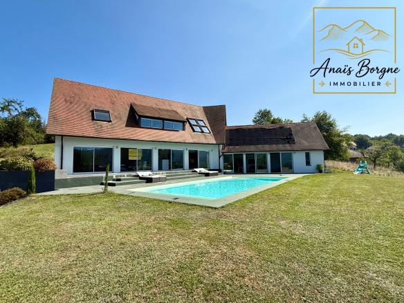 Villa moderne avec piscine et vue sur la vallée à Villé, France.