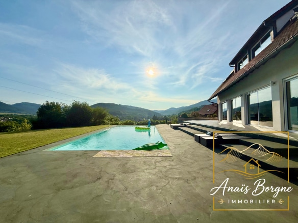 Villa avec piscine et vue sur la vallée à Villé, France.