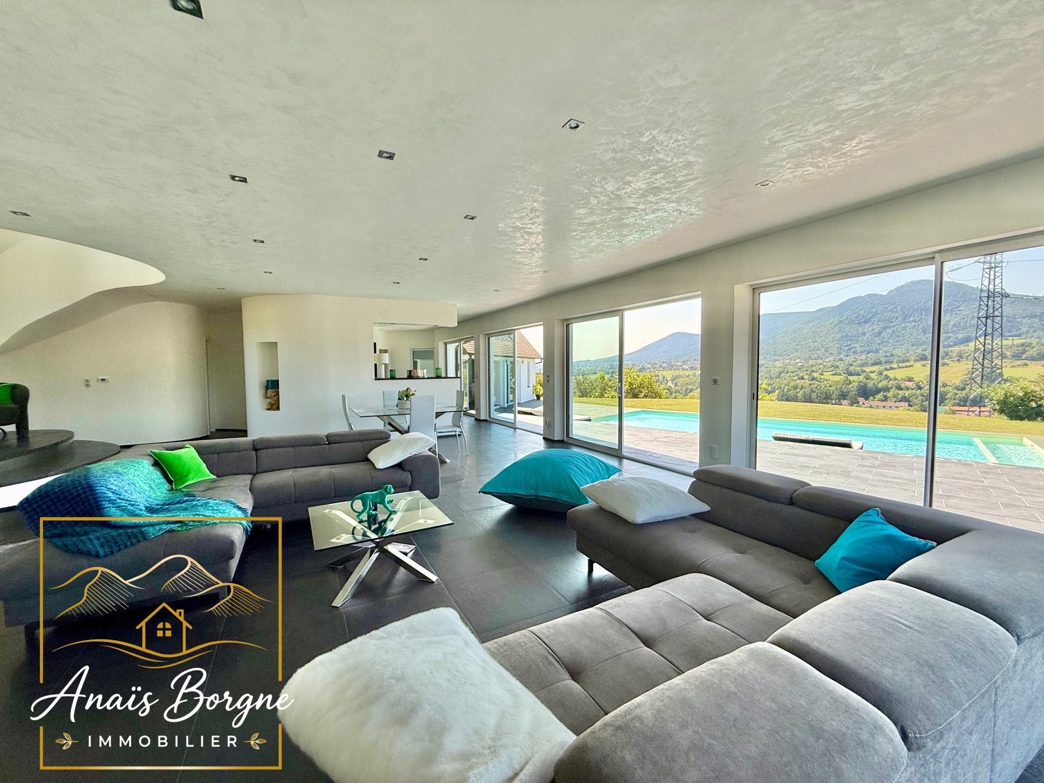 Intérieur d'une villa moderne avec vue sur la vallée, salon spacieux et lumineux