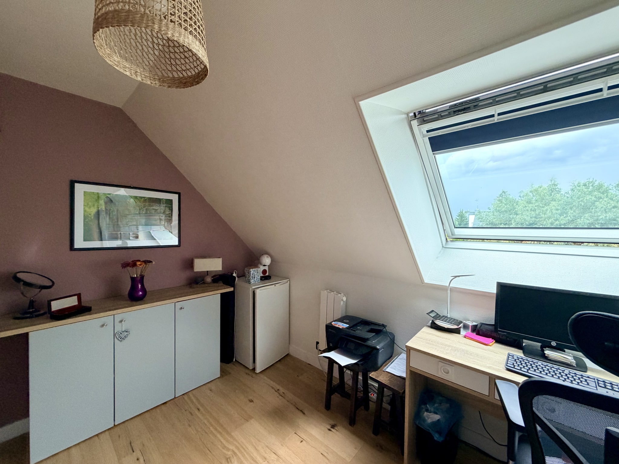 Chambre d'un bureau avec un bureau, un ordinateur et une fenêtre à Vannes.