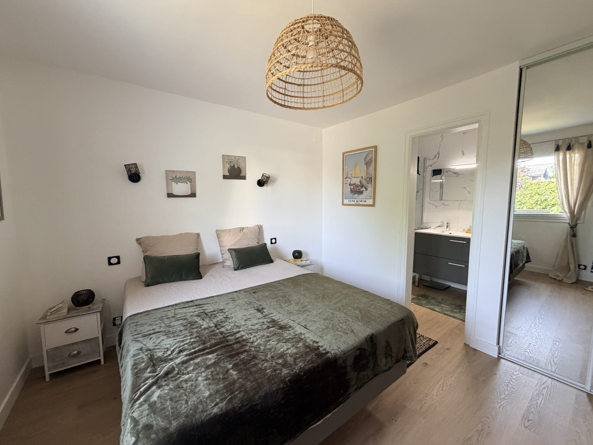 Chambre d'une maison contemporaine à Vannes, avec lit double et décoration moderne.