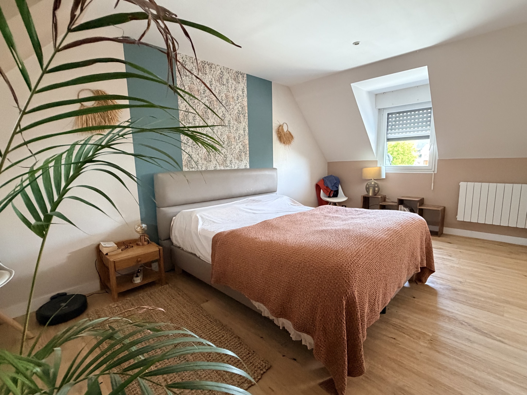 Chambre d'une maison contemporaine à Vannes avec lit double et décoration moderne.