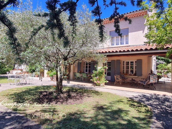 Maison familiale rénovée avec jardin et piscine à Mazan.
