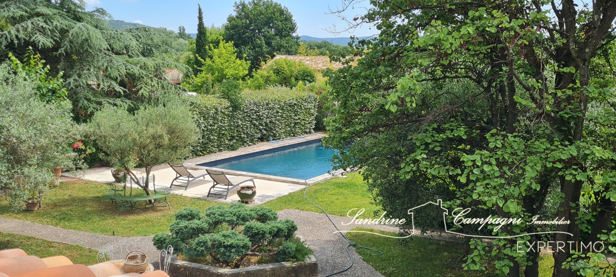 Maison rénovée avec jardin et piscine à Mazan, vue depuis le jardin.
