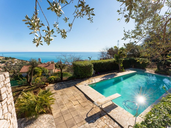Provençal villa with swimming pool and sea view in La Turbie