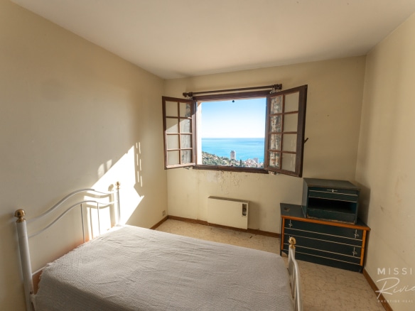 Room with window overlooking the sea, panoramic view in La Turbie.