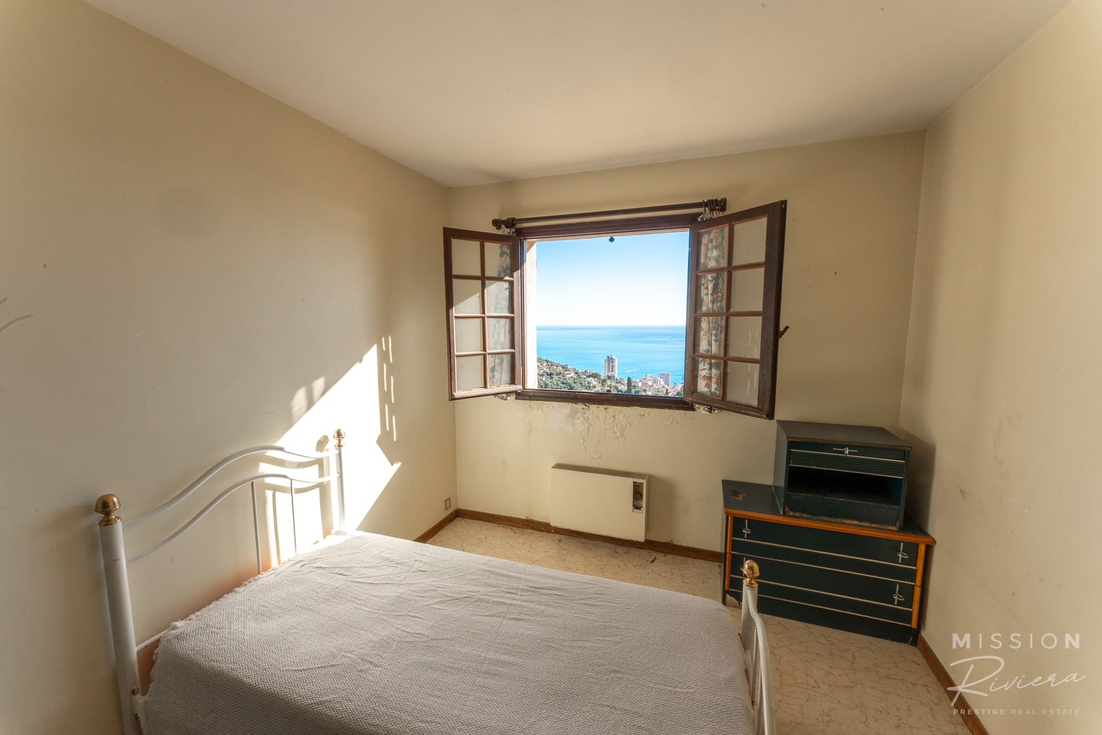 Room with sea view Room with window overlooking the sea, panoramic view in La Turbie.