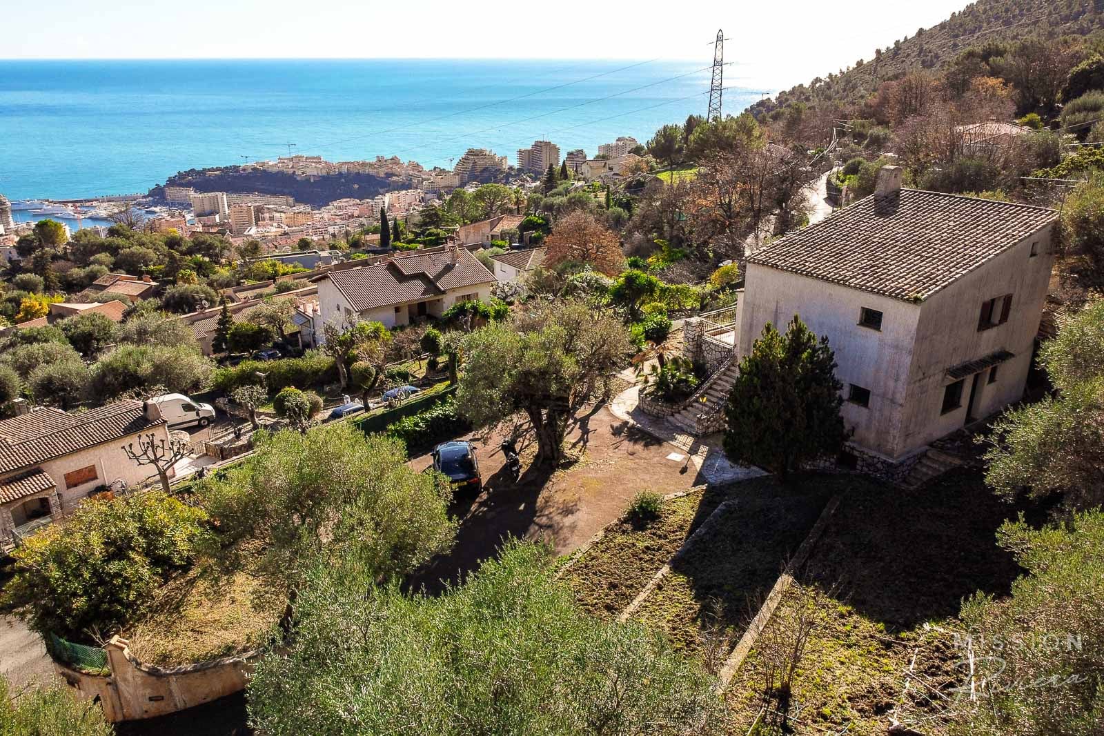 Provençal villa in La Turbie Provençal villa with sea views in La Turbie, surrounded by trees and gardens.