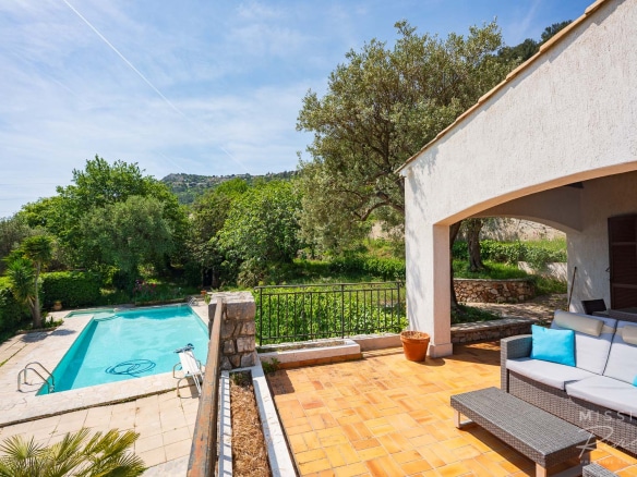 Provençal villa with swimming pool and sea view in La Turbie
