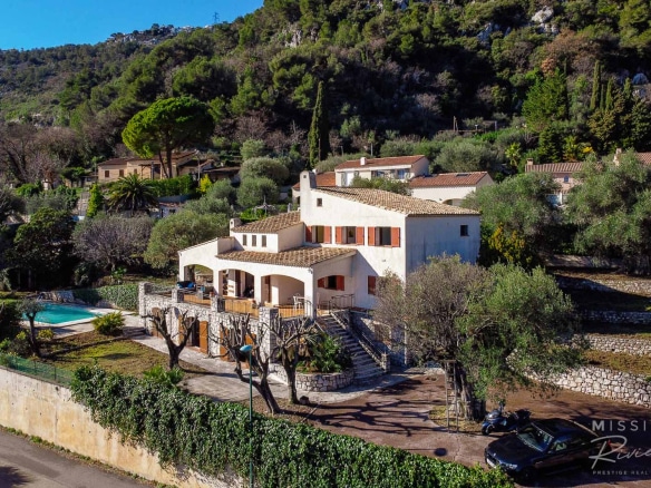 Provençal villa with swimming pool and sea view in La Turbie.