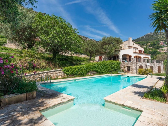Provençal villa with swimming pool and sea view in La Turbie.