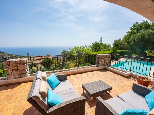 Provençal villa with swimming pool and sea view in La Turbie, terrace with garden furniture.