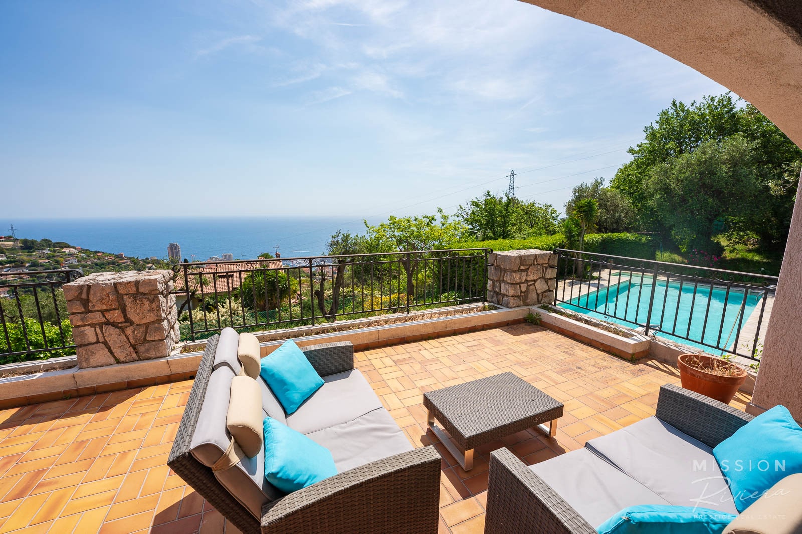 Provençal villa in La Turbie Provençal villa with swimming pool and sea view in La Turbie, terrace with garden furniture.