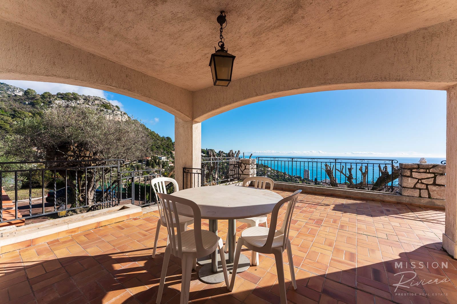 Provençal villa with sea view Terrace of a Provençal villa with sea view in La Turbie.