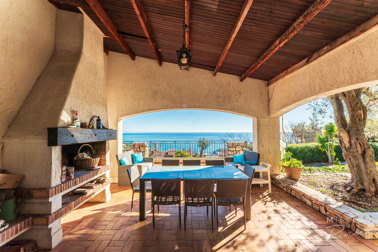 Provençal villa with sea view Terrace of a Provençal villa with sea view in La Turbie.