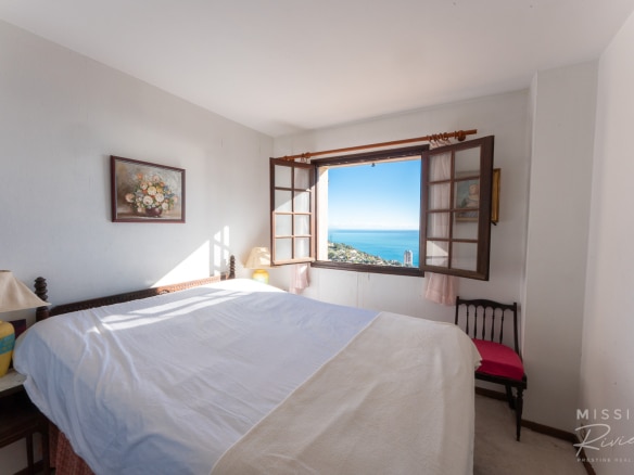 Room in a Provençal villa in La Turbie with sea view.