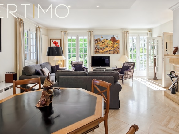 Bright living room in a family home with fireplace and elegant furnishings.