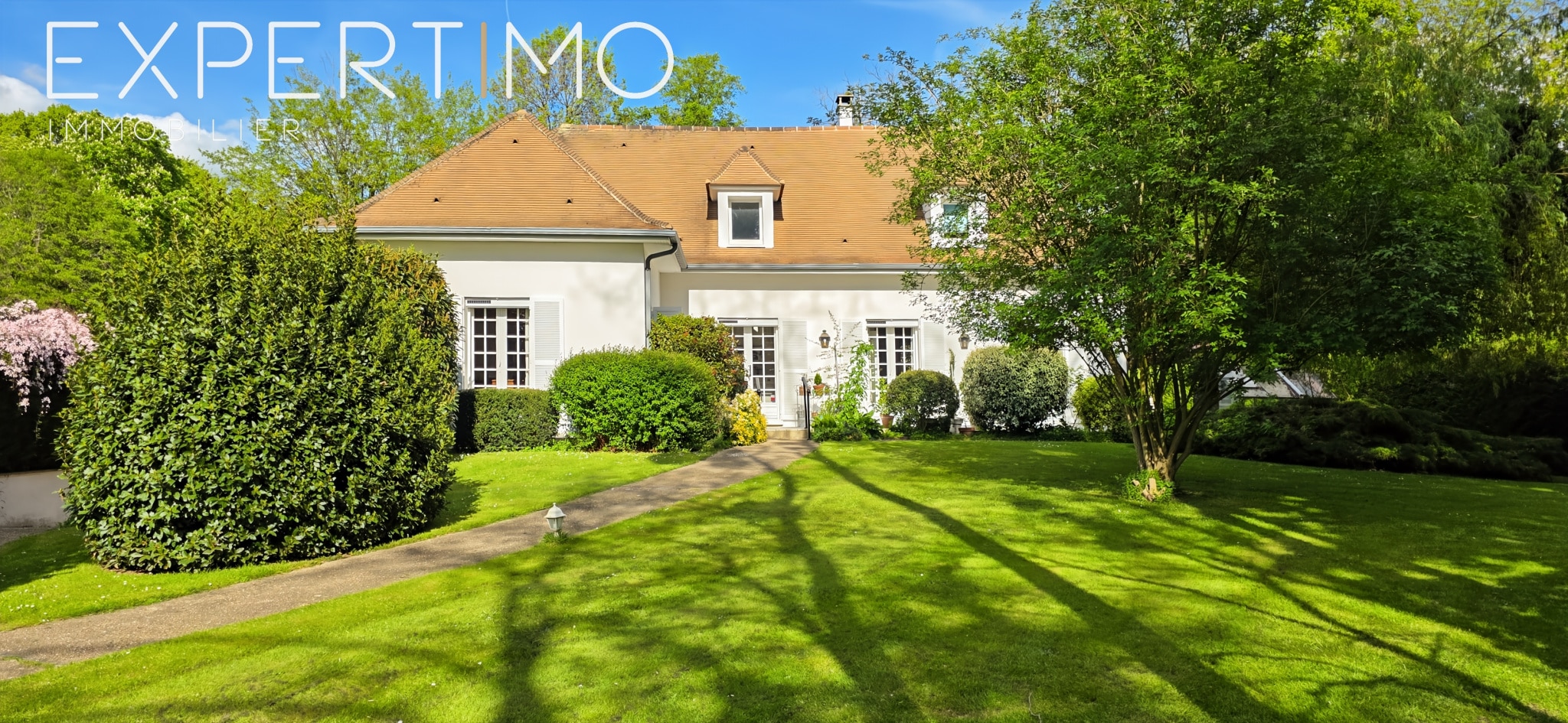 Family property of 228 m2 surrounded by a wooded park in La Norville.