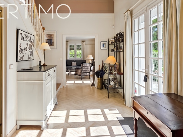Interior of a family property with a bright hall and elegant furnishings.