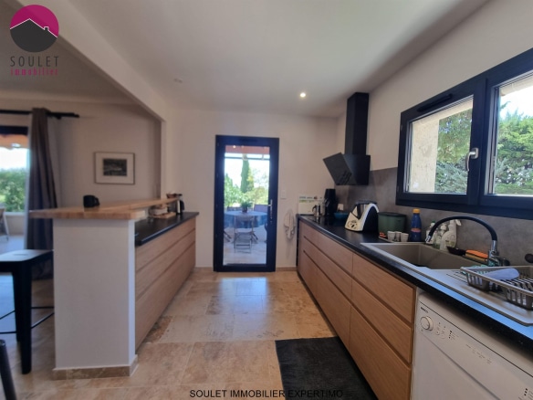 Cuisine moderne avec meubles en bois et vue sur l'extérieur à Bédoin.
