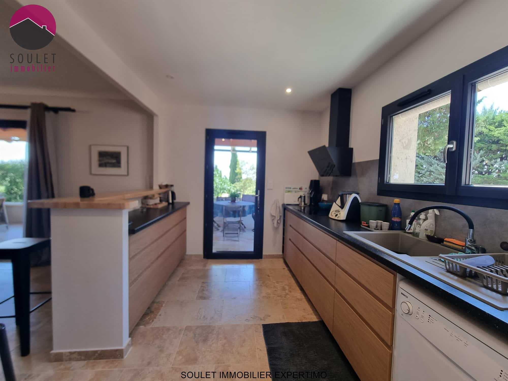Cuisine moderne avec meubles en bois et vue sur l'extérieur à Bédoin.