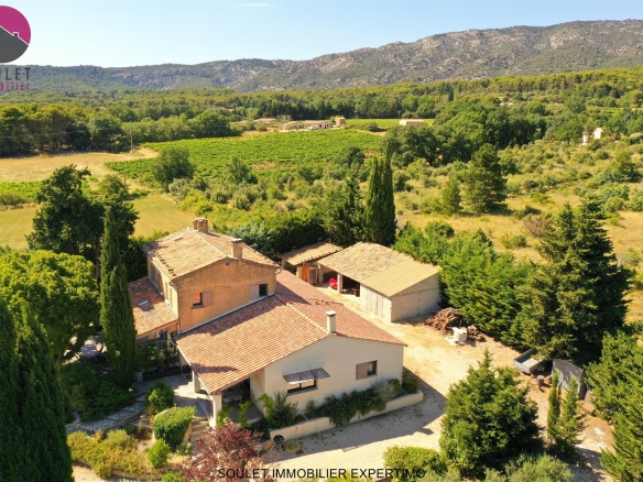Propriété avec vue sur le Mont Ventoux et terrain de 1.3ha à Bédoin, incluant maison principale et gîte.