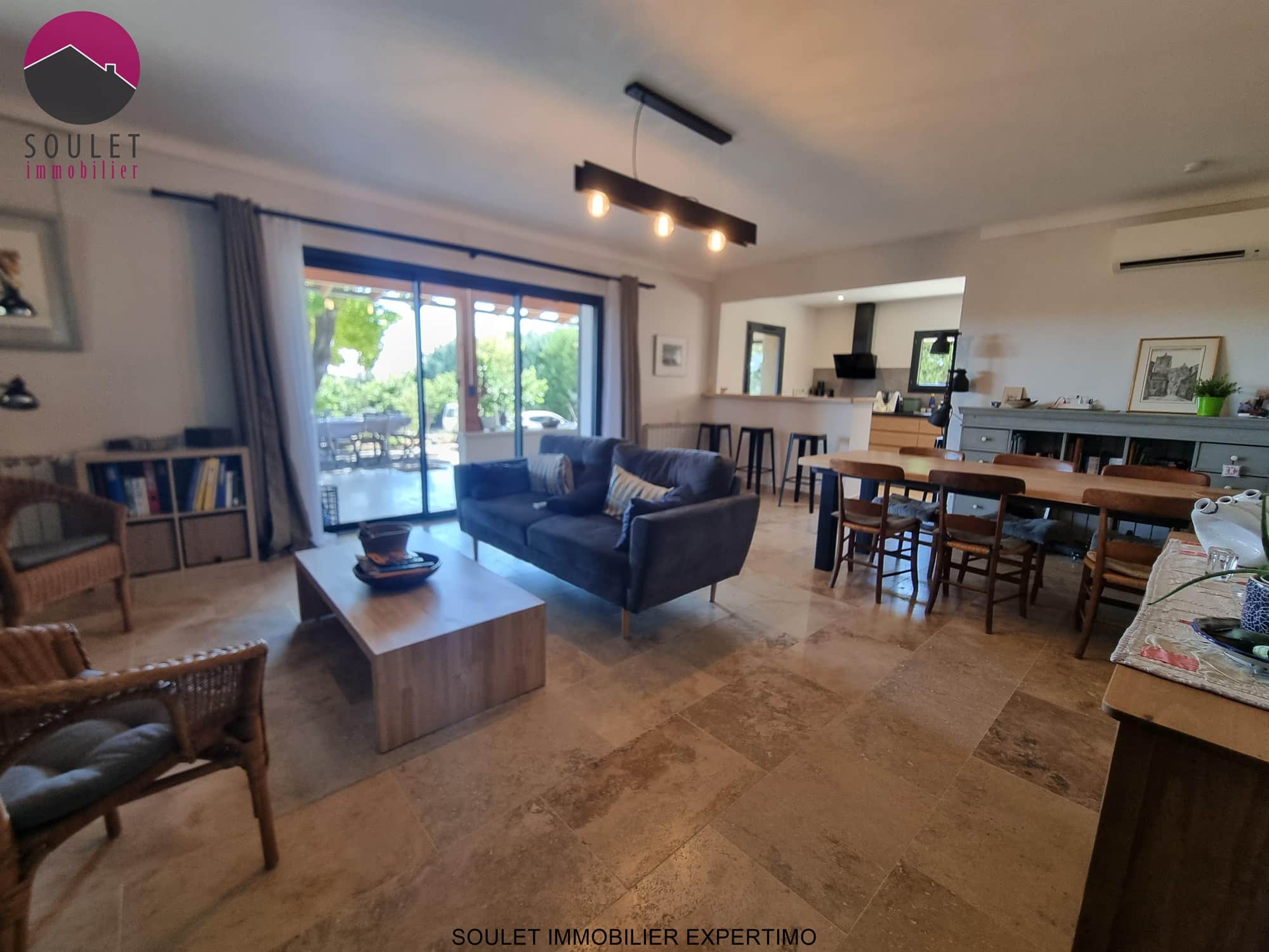 Intérieur d'une maison spacieuse avec salon et salle à manger, Bédoin.